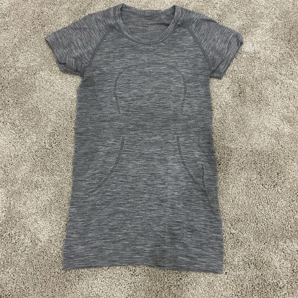 Size 4 lululemon swiftly tech shirt